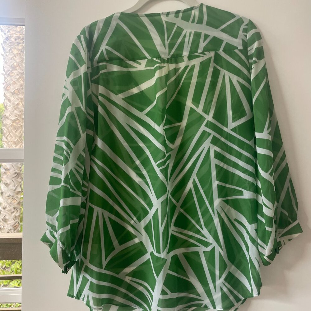 Banana Republic Merry Green Graphic‎ Top with V-Neck, Size Small - Picture 2 of 6